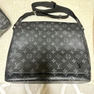 💯 Almost New used only once Louis Vuitton District MM in Monogram graphite